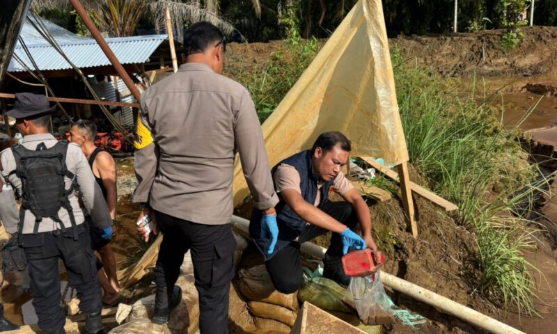 Petugas mengambil semple limbah di penampungan limbah blender. Foto. Dok. Teukunizar/NOA.co.id