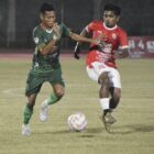 Pemain KNFC berebut bola dengan pemain PSGL Gayo Lues pada pertandingan perebutan juara ke tiga di Stadion Blang Paseh Kota Sigli Kabupaten Pidie, Jumat (10/4/2026) (Foto.Amir Sagita.NOA.co.id)