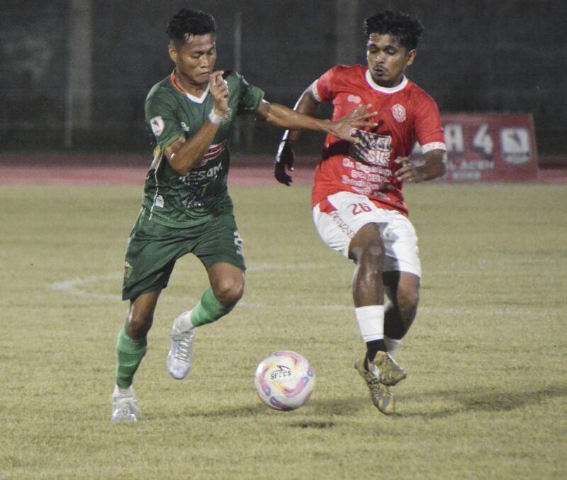 Pemain KNFC berebut bola dengan pemain PSGL Gayo Lues pada pertandingan perebutan juara ke tiga di Stadion Blang Paseh Kota Sigli Kabupaten Pidie, Jumat (10/4/2026) (Foto.Amir Sagita.NOA.co.id)