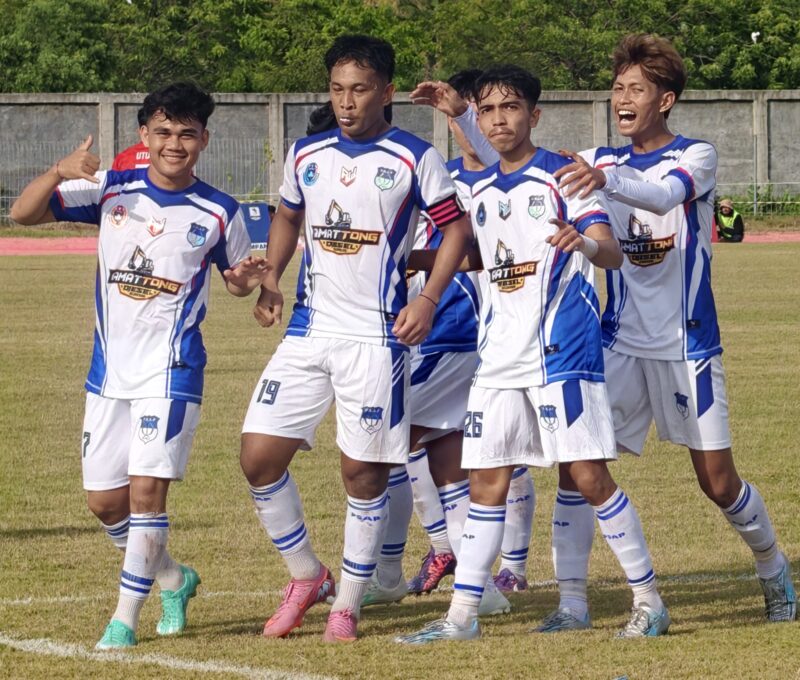 Pemain PSAP Sigli usai merayakan golnya ke gawang lawan pada laga Liga 4 Zona Aceh di Stadion Blang Paseh Kota Sigli Kabupaten Pidie, (Foto.Amir Sagita.NOA.co.id).