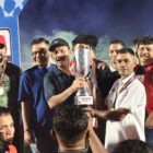 Bupati Pidie, Sarjani Abdullah didampingi Ketua Umum PSAP Sigli mengangkat tropy Juara Liga 4 Zona Aceh, usai mengalahkan Alfarlaky Aceh Timur 2-0, di Stadion Blang Paseh Kota Sigli, Sabtu (11/4/2026) (Foto.Amir Sagita.NOA.co.id).

