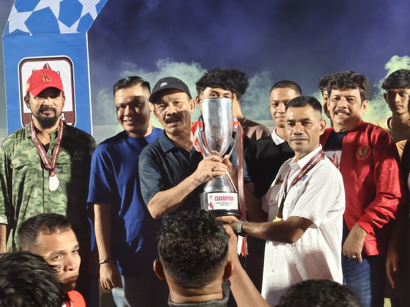 Bupati Pidie, Sarjani Abdullah didampingi Ketua Umum PSAP Sigli mengangkat tropy Juara Liga 4 Zona Aceh, usai mengalahkan Alfarlaky Aceh Timur 2-0, di Stadion Blang Paseh Kota Sigli, Sabtu (11/4/2026) (Foto.Amir Sagita.NOA.co.id).

