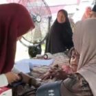 130 warga mengikuti rangkaian skrining kesehatan gratis yang meliputi pemeriksaan tanda-tanda vital, gula darah sewaktu, serta elektrokardiografi (EKG) yang diadakan AMSA-USK. Foto. Dok. Teukunizar/NOA.co.id