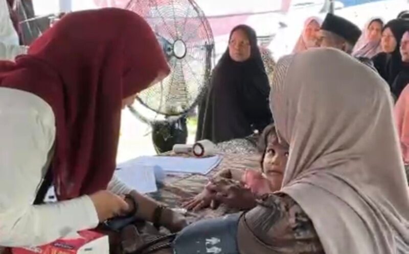 130 warga mengikuti rangkaian skrining kesehatan gratis yang meliputi pemeriksaan tanda-tanda vital, gula darah sewaktu, serta elektrokardiografi (EKG) yang diadakan AMSA-USK. Foto. Dok. Teukunizar/NOA.co.id