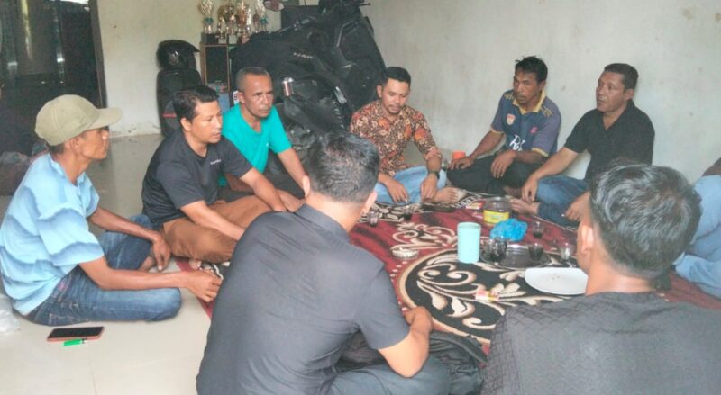 Masyarakat bersama sejumlah aparatur Gampong saat membahas surat kaleng di rumah Keuchik setempat. Foto. Dok. Teukunizar/NOA.co.id