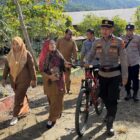 Kapospol Subsektor Jeumpa, IPDA Prawiro Djoko S disambut pihak sekolah sebelum bertindak sebagai pimpinan upacara bendera hari Senin di SMP Negeri 1 Jeumpa. Foto. Dok. Teukunizar/NOA.co.id