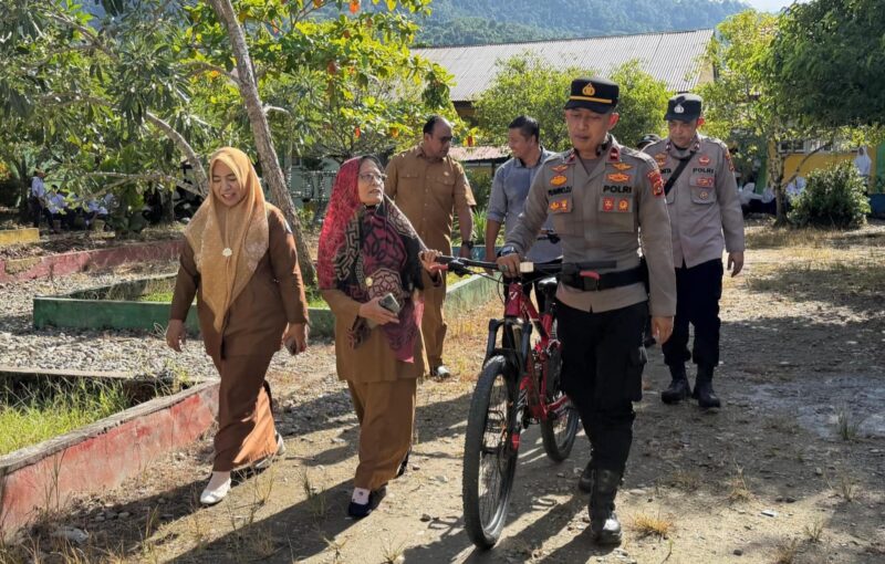 Kapospol Subsektor Jeumpa, IPDA Prawiro Djoko S disambut pihak sekolah sebelum bertindak sebagai pimpinan upacara bendera hari Senin di SMP Negeri 1 Jeumpa. Foto. Dok. Teukunizar/NOA.co.id