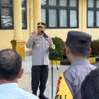 Kapolres Abdya, AKBP Agus Sulistianto saat memimpin apel di Mapolres setempat. Foto. Dok. Teukunizar/NOA.co.id