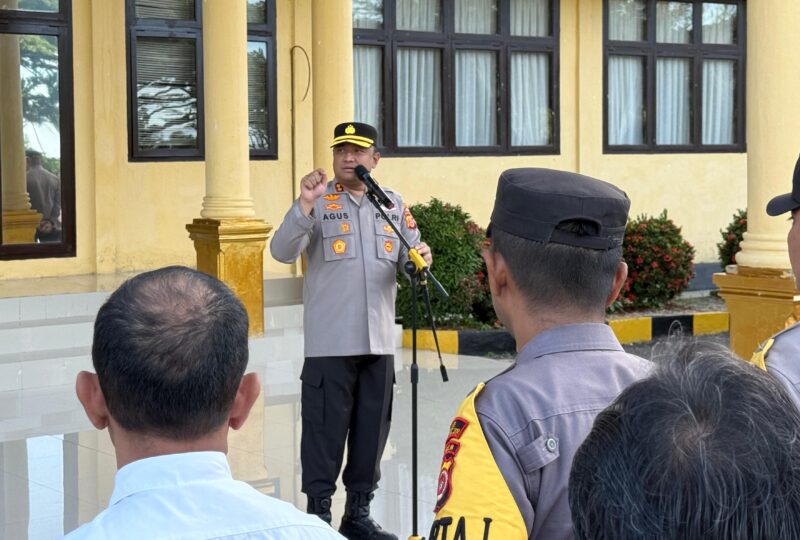 Kapolres Abdya, AKBP Agus Sulistianto saat memimpin apel di Mapolres setempat. Foto. Dok. Teukunizar/NOA.co.id