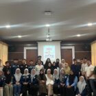 Mahasiswa dan civitas akademika Fakultas Dakwah dan Komunikasi diabadikan bersama pasca kuliah umum. Foto. Dok. Teukunizar/NOA.co.id