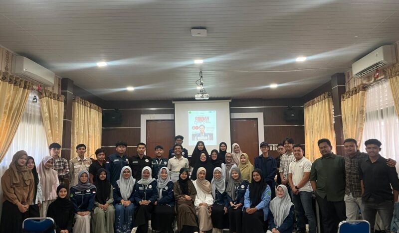 Mahasiswa dan civitas akademika Fakultas Dakwah dan Komunikasi diabadikan bersama pasca kuliah umum. Foto. Dok. Teukunizar/NOA.co.id