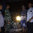 Petugas dari Subsektor Lembah Sabil dan Koramil setempat bersama aparatur melihat kondisi rumah warga pasca terdampak longsor. Foto. Dok. Teukunizar/NOA.co.id