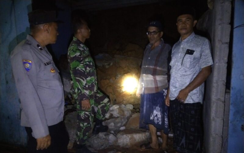 Petugas dari Subsektor Lembah Sabil dan Koramil setempat bersama aparatur melihat kondisi rumah warga pasca terdampak longsor. Foto. Dok. Teukunizar/NOA.co.id