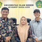 Paling kanan: Kepala Divisi Pelayanan Hukum, Purwandani Harum Pinilihan; tengah: Penyuluh Hukum Eva Juliana; dan kiri: Ari Maulana, mahasiswa KPI UIN Ar-Raniry Banda Aceh, berfoto bersama usai kegiatan. Foto. Dok. Teukunizar/NOA.co.id
