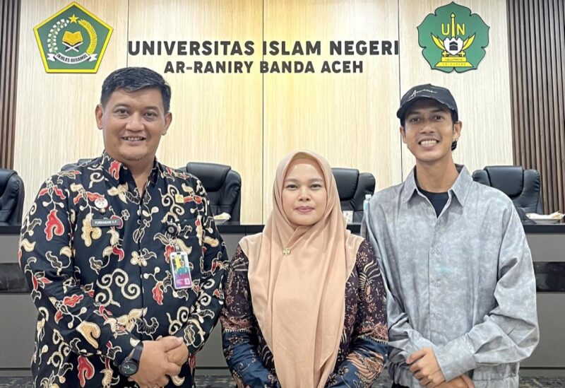 Paling kanan: Kepala Divisi Pelayanan Hukum, Purwandani Harum Pinilihan; tengah: Penyuluh Hukum Eva Juliana; dan kiri: Ari Maulana, mahasiswa KPI UIN Ar-Raniry Banda Aceh, berfoto bersama usai kegiatan. Foto. Dok. Teukunizar/NOA.co.id