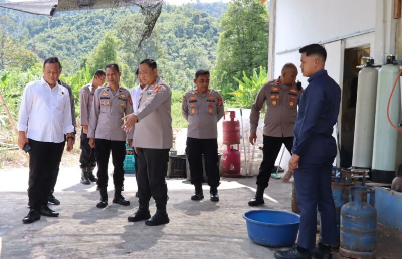 Peninjauan dapur SPPG Keumala Bhayangkari oleh Kapolres Aceh Barat Daya. Foto. Dok. Teukunizar/NOA.co.id.