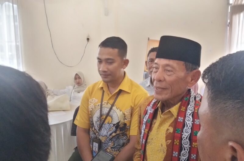 Ampon Bang saat diwawancarai wartawan di Blangpidie. Foto. Dok. Teukunizar/NOA.co.id