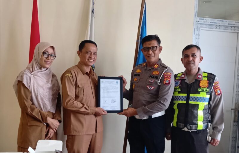 Pihak sekolah diabadikan bersama Kasatlantas Polres Abdya pasca penandatanganan surat himbauan larangan bawa motor ke sekolah bagi siswa. Foto. Dok. Teukunizar/NOA.co.id