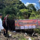 Petugas dari Kepolisian memasang spanduk larangan membakar lahan. Foto. Dok. Teukunizar/NOA.co.id.