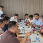 Badan Pengurus Cabang Himpunan Pengusaha Muda Indonesia (BPC HIPMI) Kabupaten Aceh Barat Daya (Abdya) memperkuat langkah kolaborasi dengan Kejaksaan Negeri Aceh Barat Daya melalui kegiatan silaturahmi yang berlangsung di Nongkrong Coffee Lauser, Jalan At-Taqwa Blangpidie. Foto. Dok. Teukunizar/NOA.co.id