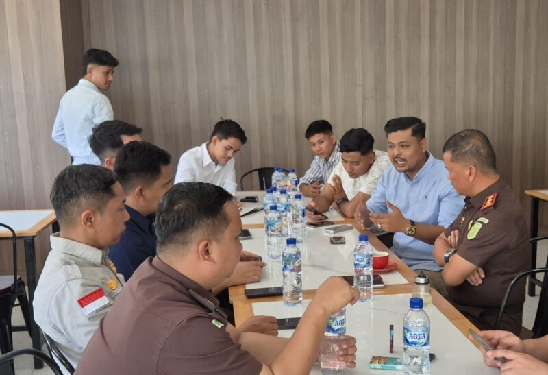 Badan Pengurus Cabang Himpunan Pengusaha Muda Indonesia (BPC HIPMI) Kabupaten Aceh Barat Daya (Abdya) memperkuat langkah kolaborasi dengan Kejaksaan Negeri Aceh Barat Daya melalui kegiatan silaturahmi yang berlangsung di Nongkrong Coffee Lauser, Jalan At-Taqwa Blangpidie. Foto. Dok. Teukunizar/NOA.co.id