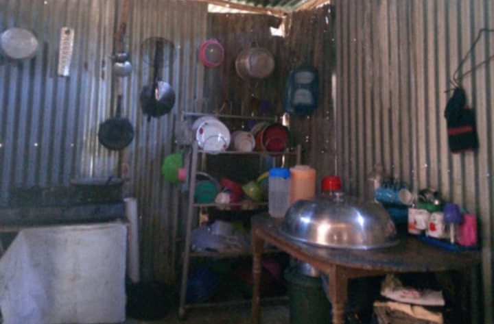 Salah satu sudut ruangan dapur dan ruang makan rumah kediaman Faisal yang masuk katagori desil 8. Foto. Dok. Teukunizar/NOA.co.id