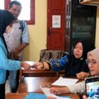 Salah seorang pelaku UMKM di lokasi tepat leumang saat menerima subsidi uang tunai dari Bupati Safaruddi yang disalurkan pihak Dinas perindagkop dan UMKM Abdya. Foto. Dok. Teukunizar/NOA.co.id