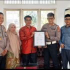 Pihak sekolah SMP Negeri 3 diabadikan bersama Kapolsek Blangpidie, Kasatlantas dan anggota setelah penandatanganan himbauan larangan membawa sepeda motor ke lingkungan sekolah bagi siswa. Foto. Dok. Teukunizar/NOA.co id.