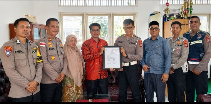 Pihak sekolah SMP Negeri 3 diabadikan bersama Kapolsek Blangpidie, Kasatlantas dan anggota setelah penandatanganan himbauan larangan membawa sepeda motor ke lingkungan sekolah bagi siswa. Foto. Dok. Teukunizar/NOA.co id.