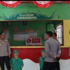 Kapolres Aceh Barat Daya, AKBP Agus Sulistianto bersama anggota saat meninjau langsung Poskamling Desa Keude Paya. Foto. Dok. Teukunizar/NOA.co.id.