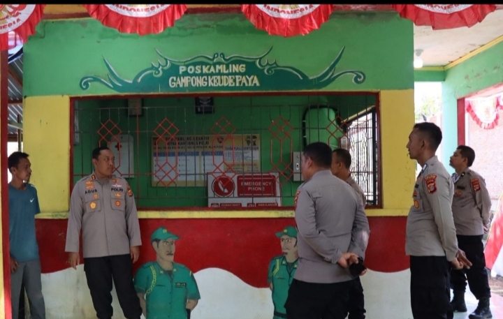 Kapolres Aceh Barat Daya, AKBP Agus Sulistianto bersama anggota saat meninjau langsung Poskamling Desa Keude Paya. Foto. Dok. Teukunizar/NOA.co.id.