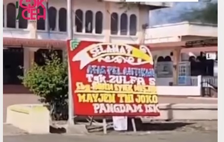 Papan bunga di lokasi pengukuhan Zulfa Saputra sebagai Imam Chik Masjid Abu Indrapuri. Foto: Dok. Istimewa