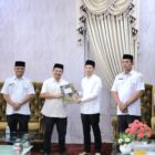 Bupati Aceh Barat menyerahkan SK Plt kepada tiga pejabat strategis di Pendopo Bupati Aceh Barat, Rabu (1/4/2026). Foto: Dok. Pemkab Aceh Barat