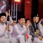 Bupati Aceh Barat Tarmizi menyerahkan apresiasi berupa beasiswa kepada Tgk. Habibi An Nawawi dan Zahara atas prestasi tingkat nasional, Kamis (2/4/2026). Foto: Dok. Pemkab Aceh Barat
