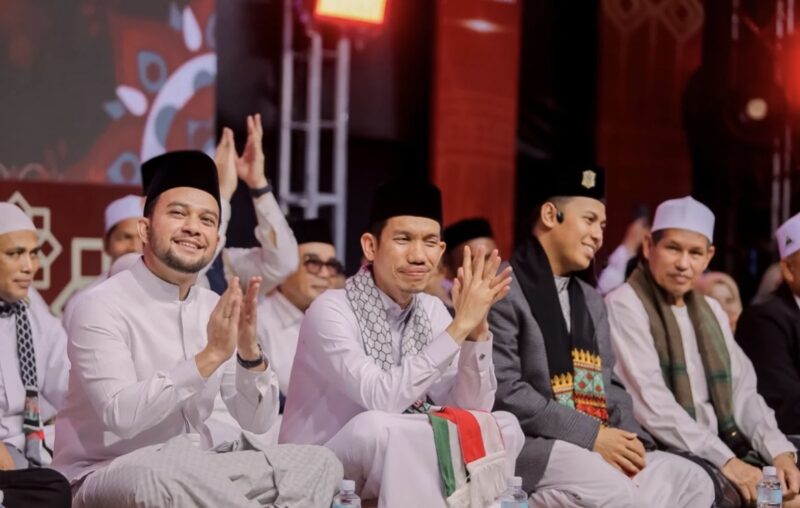 Bupati Aceh Barat Tarmizi menyerahkan apresiasi berupa beasiswa kepada Tgk. Habibi An Nawawi dan Zahara atas prestasi tingkat nasional, Kamis (2/4/2026). Foto: Dok. Pemkab Aceh Barat