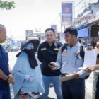 Petugas Dishub Aceh Barat memberikan arahan kepada juru parkir terkait penerapan tarif resmi di Meulaboh, Sabtu (4/4/2026). Foto: Dok. Pemkab Aceh Barat