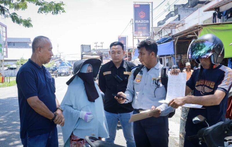 Petugas Dishub Aceh Barat memberikan arahan kepada juru parkir terkait penerapan tarif resmi di Meulaboh, Sabtu (4/4/2026). Foto: Dok. Pemkab Aceh Barat