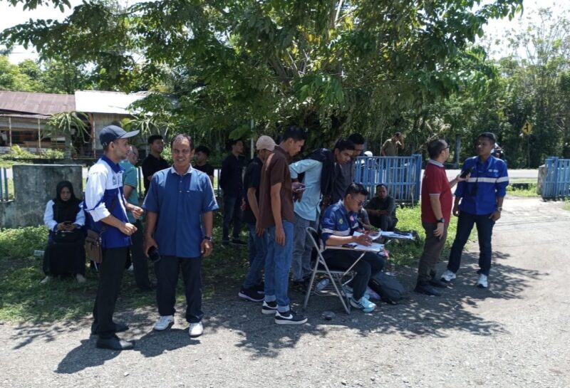 Petugas Distrannaker dan Disdukcapil Aceh Barat mendampingi proses seleksi calon tenaga kerja PT Cipta Kridatama di Meulaboh, Sabtu (4/4/2026). Foto: Dok. Pemkab Aceh Barat