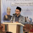 Wakil Bupati Aceh Barat Said Fadhil memberi kata sambutan saat menghadiri kegiatan peusijuk jamaah haji IKABA Banda Aceh, Minggu (5/4/2026). Foto: Dok. Pemkab Aceh Barat