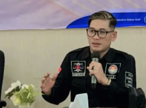 Muhammad Nur, Kepala Perwakilan YARA Aceh Besar, saat memberikan keterangan terkait dugaan kebocoran PAD sektor galian C, Senin (6/4/2026). Foto: Dok. Istimewa 