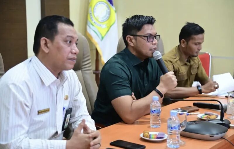 Plt Kadis Komunikasi dan Informatika Aceh Besar memberikan sambutan pada kegiatan Rakor Humas Lintas OPD di Aula Kantor Bupati Aceh Besar, Senin (6/4/2026). Foto: Dok. Istimewa 