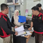 Petugas menyita dokumen dan perangkat elektronik sebagai barang bukti dalam kasus dugaan korupsi perikanan di Simeulue, Selasa (7/4/2026). Foto: Dok. Istimewa 