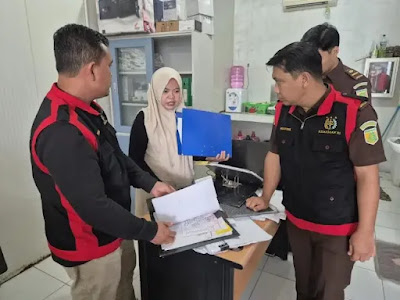 Petugas menyita dokumen dan perangkat elektronik sebagai barang bukti dalam kasus dugaan korupsi perikanan di Simeulue, Selasa (7/4/2026). Foto: Dok. Istimewa 