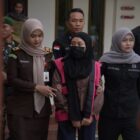 Petugas Kejati Aceh menggiring tersangka baru kasus dugaan korupsi dana beasiswa BPSDM Aceh saat akan menjalani penahanan di Banda Aceh, Selasa (7/4/2026). Foto: Dok. Istimewa 