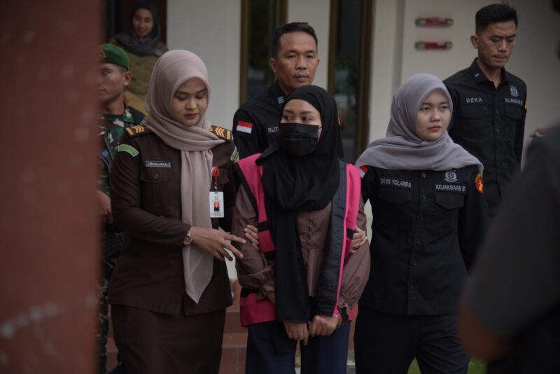 Petugas Kejati Aceh menggiring tersangka baru kasus dugaan korupsi dana beasiswa BPSDM Aceh saat akan menjalani penahanan di Banda Aceh, Selasa (7/4/2026). Foto: Dok. Istimewa 