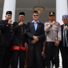 Wali Nanggroe Aceh berfoto bersama usai menyampaikan arahan terkait pentingnya pembangunan yang seimbang antara fisik, sosial, dan adat, Rabu (8/4/2026). Foto: Dok. Humas Wali Nanggroe Aceh