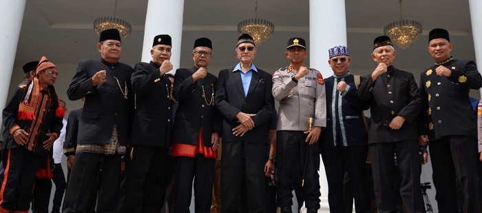 Wali Nanggroe Aceh berfoto bersama usai menyampaikan arahan terkait pentingnya pembangunan yang seimbang antara fisik, sosial, dan adat, Rabu (8/4/2026). Foto: Dok. Humas Wali Nanggroe Aceh