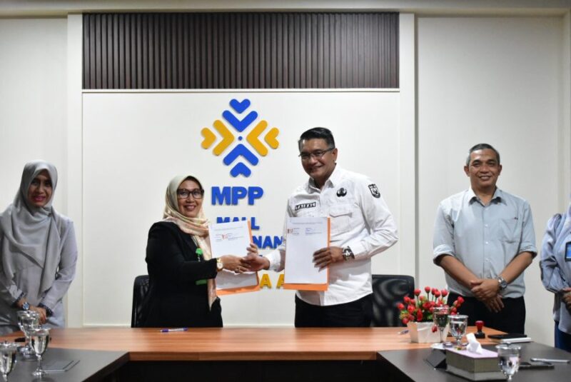 Momen penyerahan dokumen kerja sama layanan peradilan syar’iyah di MPP Banda Aceh, Rabu (8/4/2026). Foto: Dok. Diskominfo Kota Banda Aceh