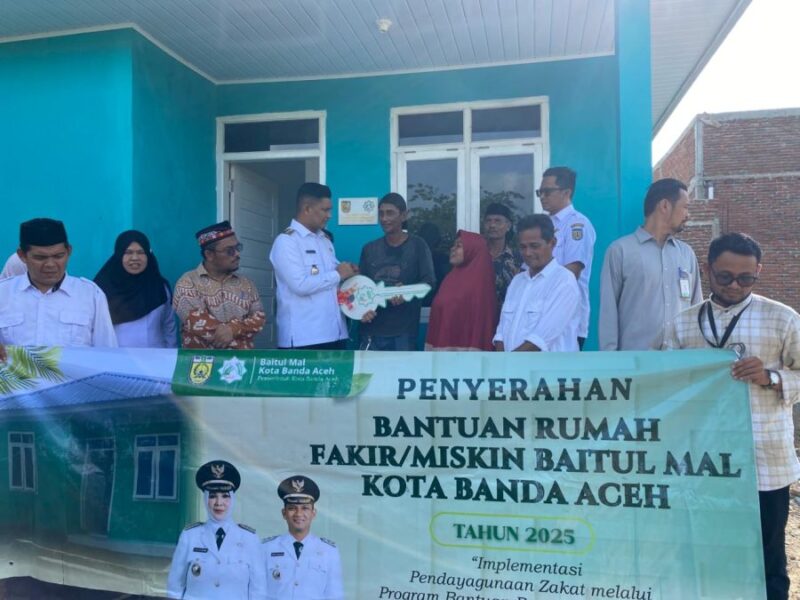 Wakil Wali Kota Banda Aceh, Afdhal Khalilullah, menyerahkan secara simbolis rumah layak huni kepada warga penerima manfaat, Rabu (8/4/2026). Foto: Dok. Diskominfo Kota Banda Aceh