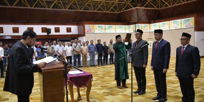 Gubernur Aceh, H. Muzakir Manaf, saat melakukan Pengambilan Sumpah dan Pelantikan Pejabat Pimpinan Tinggi Pratama pada Lingkungan Pemerintah Aceh, di Anjong Monmata, Banda Aceh, Jum'at, (10/4/2026). Foto: Dok. Biro Adpim Setda Aceh